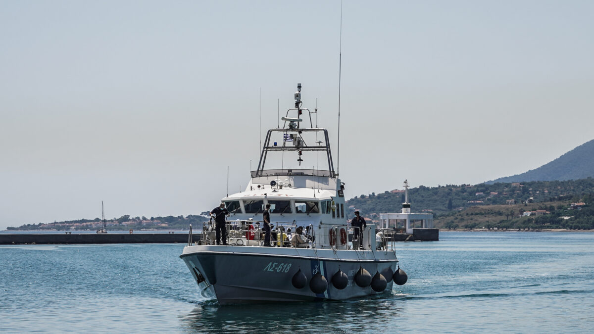Σκαφος του λιμενικού με πρόσφυγες