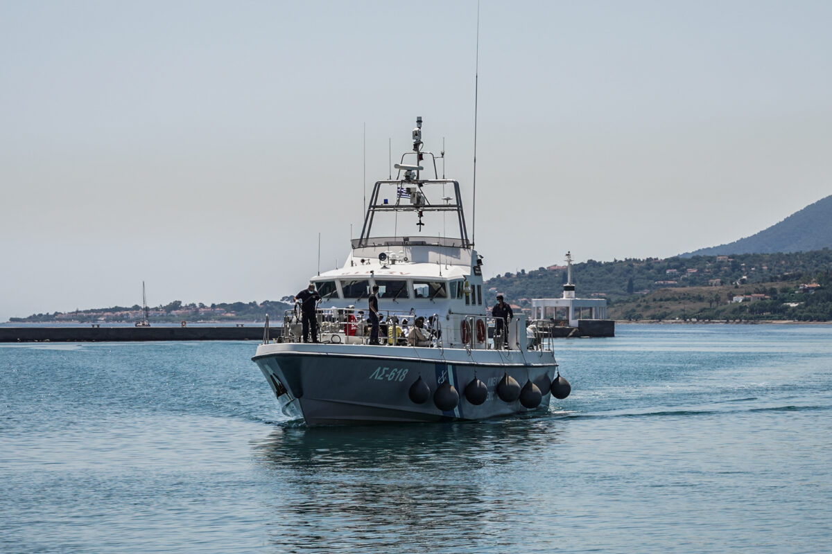 Σκαφος του λιμενικού με πρόσφυγες