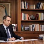 Ο Κυριάκος Μητσοτάκης στο γραφείο του στο Μέγαρο Μαξίμου