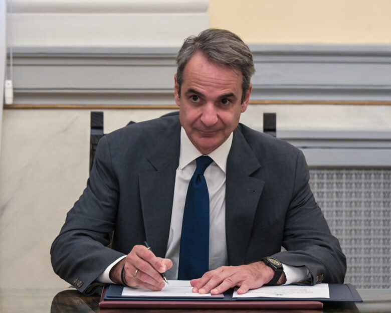 Επιχείρηση damage control με ανάληψη ευθύνης από την κυβέρνηση Μητσοτάκη για τον ΟΠΕΚΕΠΕ και ο κίνδυνος μιας νέας δικογραφίας από την Ευρωπαϊκή Εισαγγελία