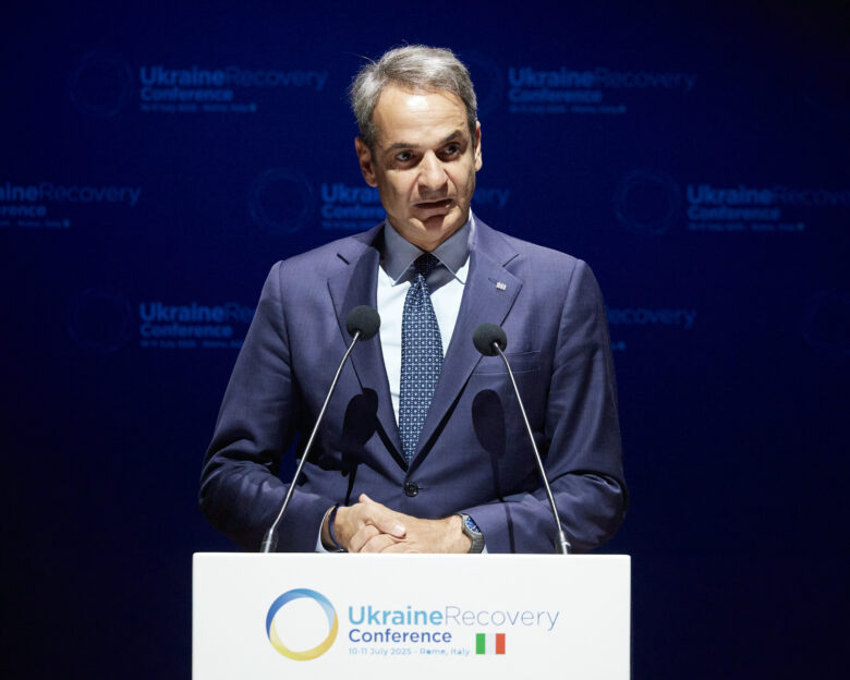Ο Κυριάκος Μητσοτάκης στην παρουσίαση των νέων οχημάτων της πυροσβεστικής στο ΟΑΚΑ – Live η ομιλία του