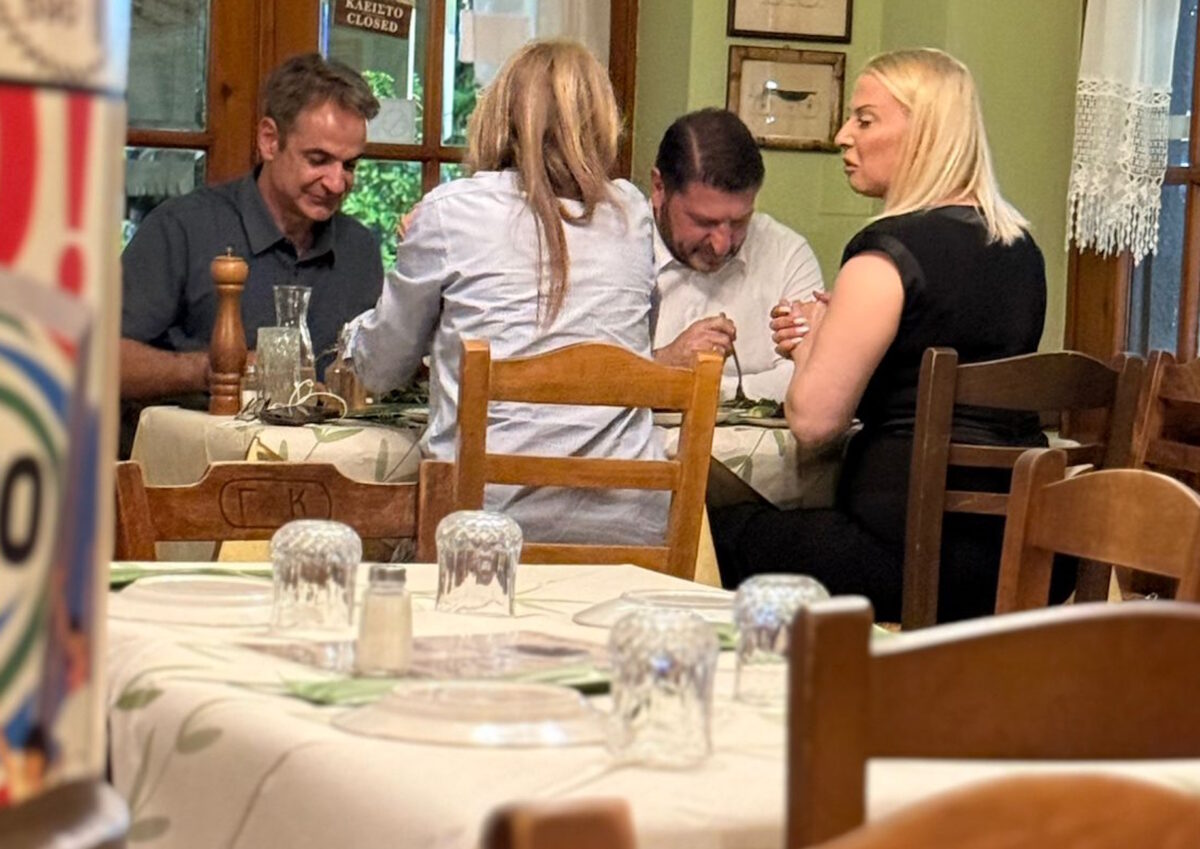 Κυριάκος Μητσοτάκης και Νίκος Χαρδαλιάς σε εστιατόριο στο Καρπενήσι