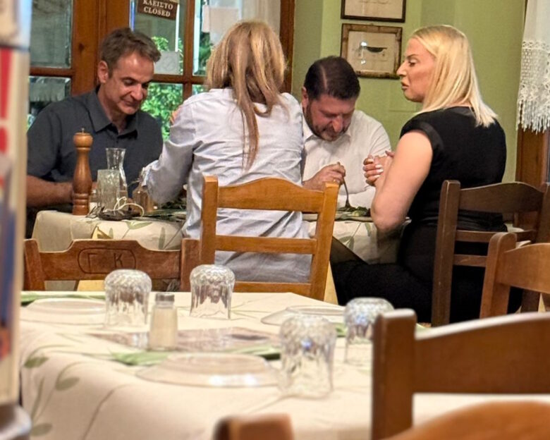 Κυριάκος Μητσοτάκης και Νίκος Χαρδαλιάς σε δείπνο με τις συζύγους τους στη Δραπετσώνα