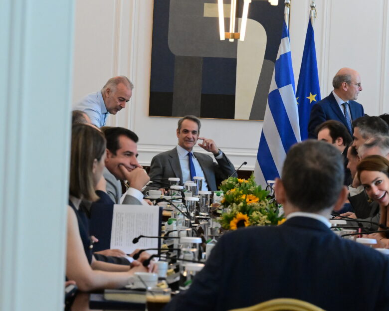 Καμπανάκι Μητσοτάκη στους υπουργούς για τα χρονοδιαγράμματα: Να μην χαθεί ούτε ένα ευρώ από το Ταμείο Ανάκαμψης