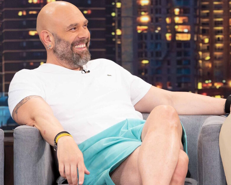 Μιχάλης Κουινέλης: «Αν ζούσαμε με την Ήβη Αδάμου στην Αθήνα, θα χανόμασταν σε ανούσια πάρτι και συζητήσεις των celebrities χωρίς νόημα»