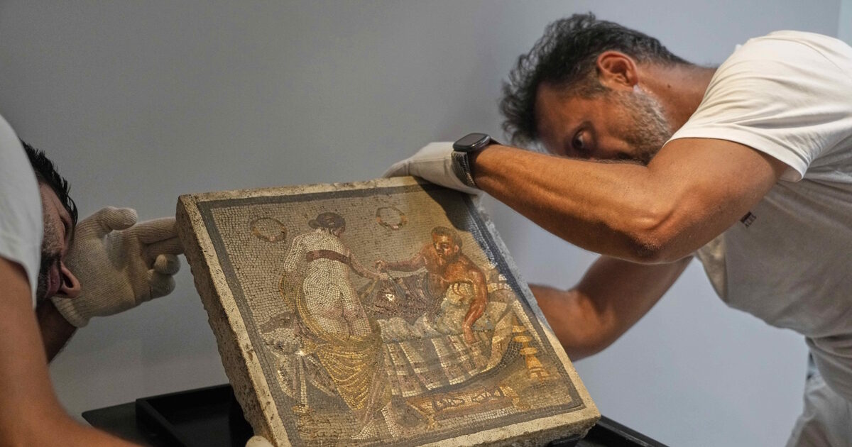 Pompeii: repatriated Roman mosaic after 80 years – had been stolen by Nazi officer