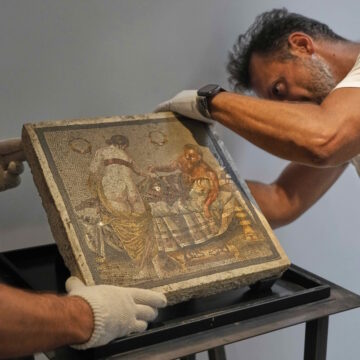 Συντηρητές εκθέτουν ένα ρωμαϊκό ψηφιδωτό που απεικονίζει ένα ζευγάρι ερωτευμένων, το οποίο επαναπατρίστηκε από τη Γερμανία, στο αρχαιολογικό πάρκο της Πομπηίας