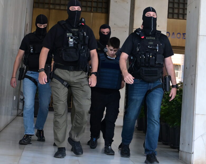 Ειρήνη Μουρτζούκου: Έφτασε στην Πάτρα για την απολογία της – Αυστηρά μέτρα ασφαλείας στο δικαστικό μέγαρο