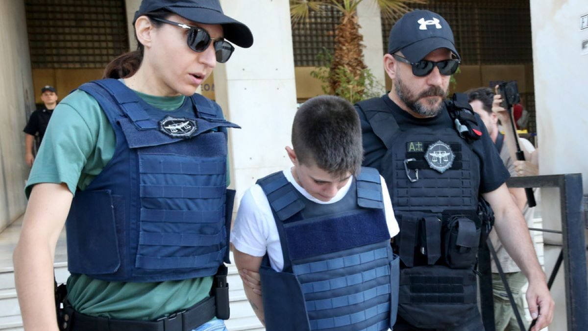 Αστυνομικοί συνοδεύουν την Ειρήνη Μουρτζούκου