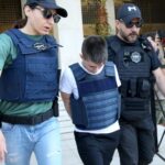 Αστυνομικοί συνοδεύουν την Ειρήνη Μουρτζούκου