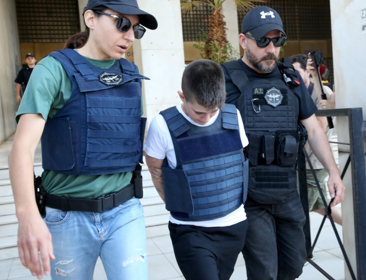 Αστυνομικοί συνοδεύουν την Ειρήνη Μουρτζούκου