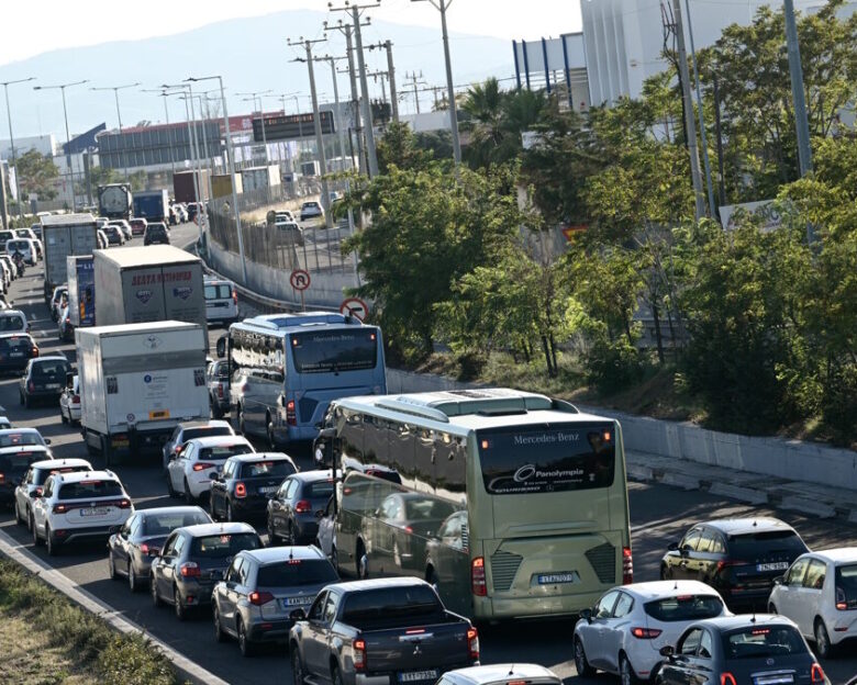 Κίνηση στους δρόμους: Μεγάλη έξοδος των αδειούχων – Δυσχέρεια σε Κηφισό και Αττική οδό