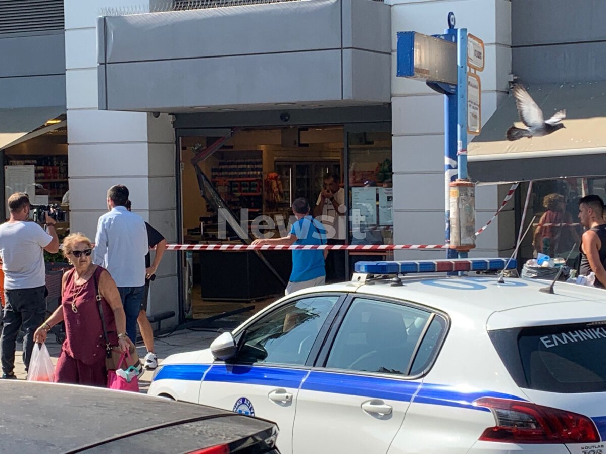 Αυτοκίνητο έπεσε στην πρόσοψη σούπερ μάρκετ στη Νίκαια