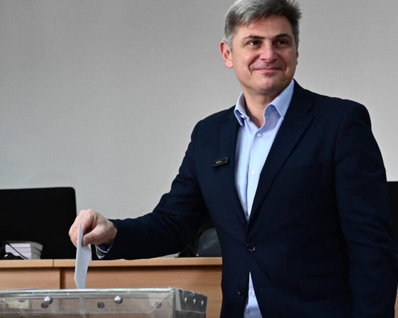 Ο ΣΥΡΙΖΑ «αδειάζει» τον Φαραντούρη που πρότεινε κυβέρνηση ειδικού σκοπού με στόχο την κάθαρση