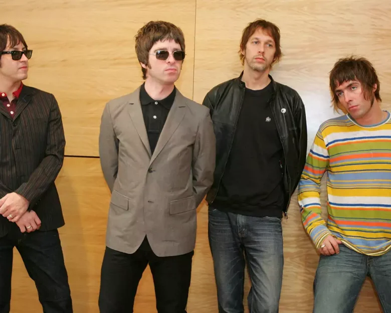 Oasis: Ξανά μαζί στη σκηνή μετά από 16 χρόνια – Χιλιάδες θαυμαστές τους στο Κάρντιφ