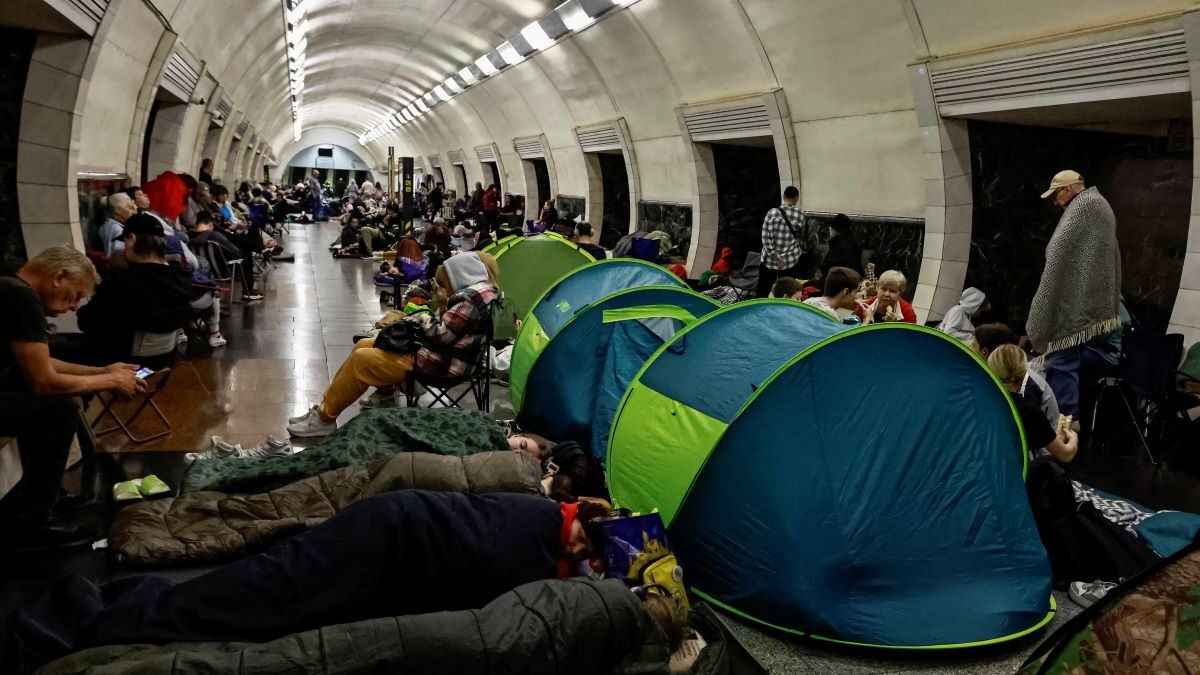 Ουκρανοί πολίτες βρίσκουν καταφύγιο στο μετρό του Κιέβο κατά τη διάρκεια ρωσικής επίθεσης με drones