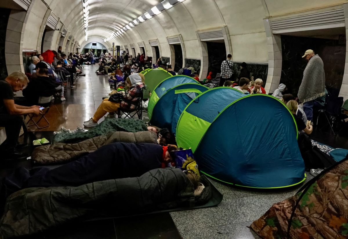 Ουκρανοί πολίτες βρίσκουν καταφύγιο στο μετρό του Κιέβο κατά τη διάρκεια ρωσικής επίθεσης με drones