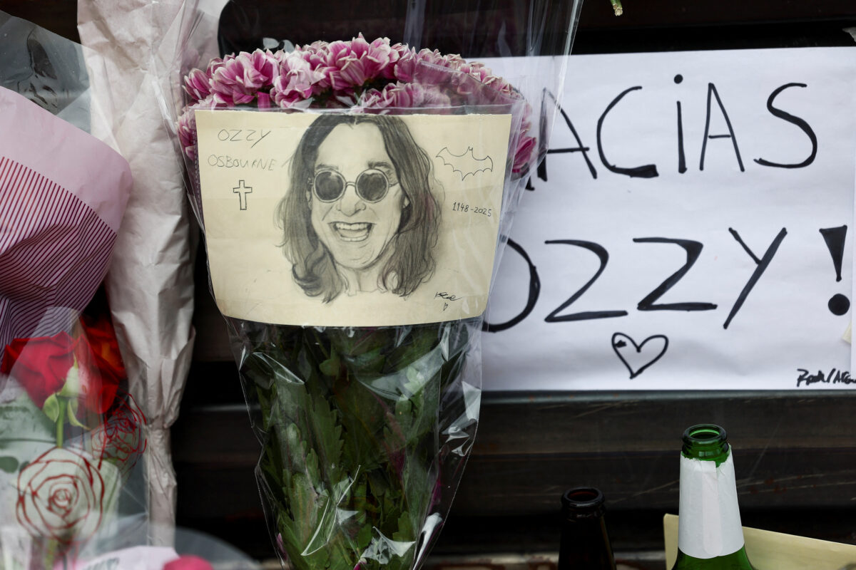 Κάρτες και λουλούδια τοποθετούνται στον πάγκο της γέφυρας Black Sabbath, μετά το θάνατο του Ozzy Osbourne, στην οδό Broad Street στο Μπέρμιγχαμ της Βρετανίας, στις 23 Ιουλίου 2025