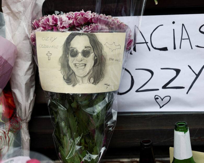 Ozzy Osbourne: Στο Μπέρμιγχαμ, θαυμαστές αποχαιρετούν το «είδωλο της πόλης»
