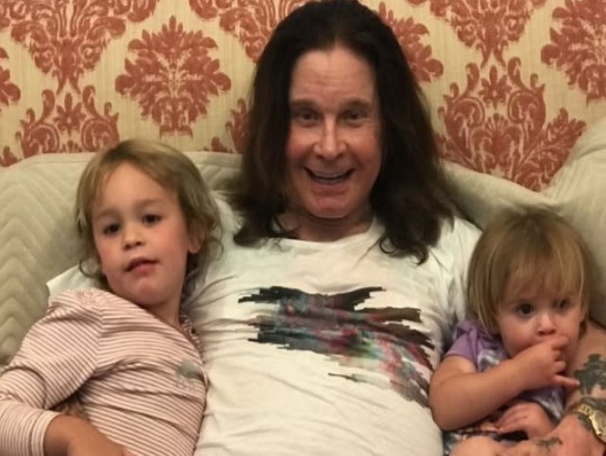 Ο Ozzy Osbourne με δυο από τα εγγόνια του