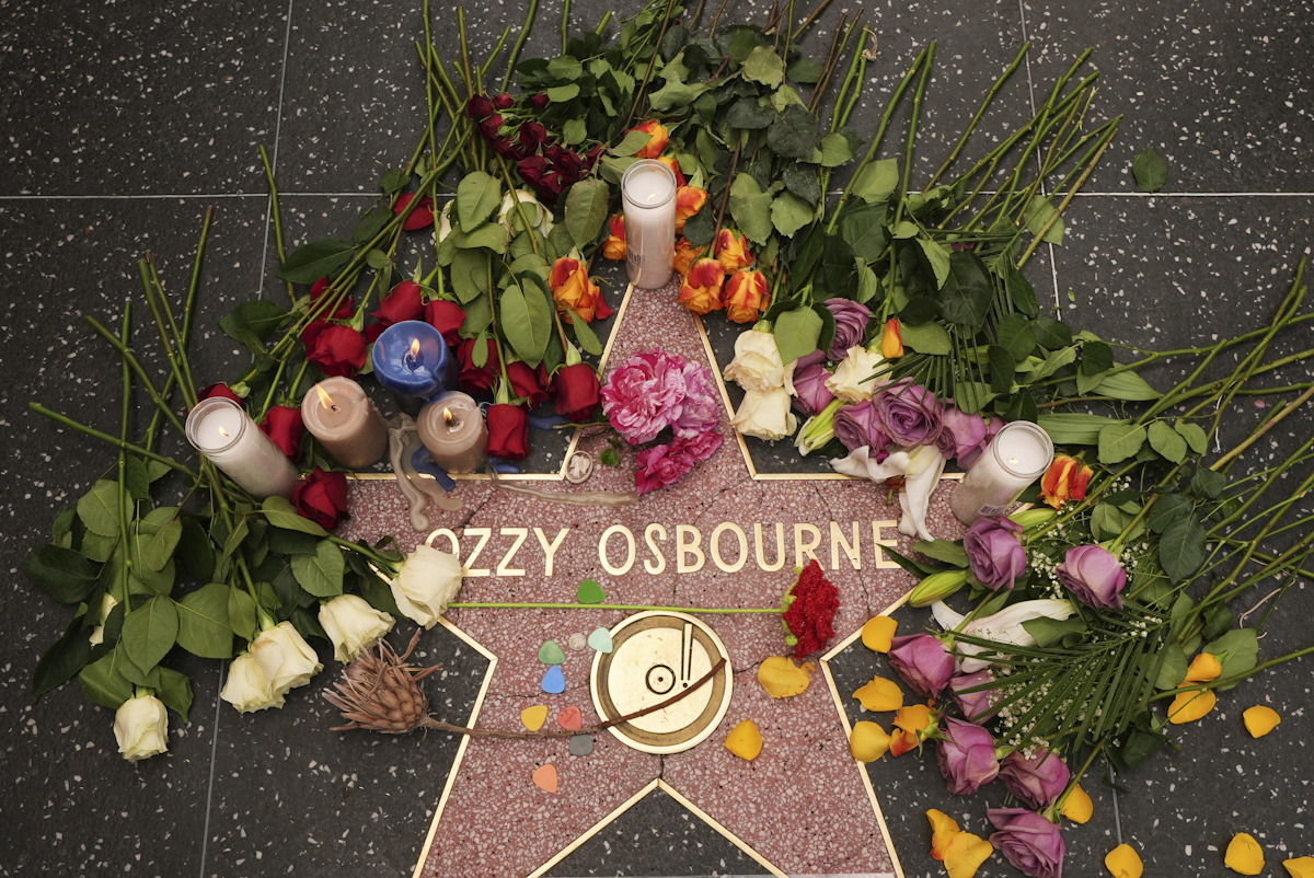 Λουλούδια γύρω από το αστέρι του Ozzy Osbourne στο Walk of Fame του Χόλιγουντ