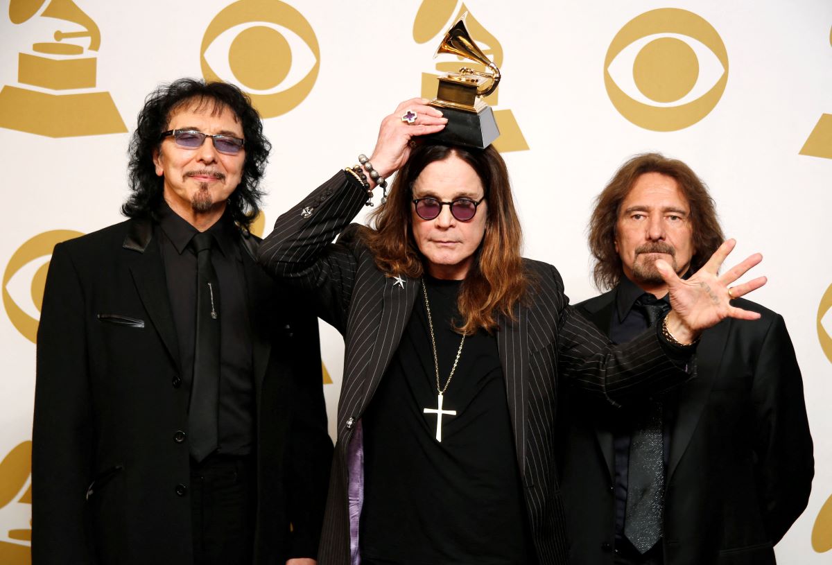 Από αριστερά: Οι Tony Iommi, Ozzy Osbourne και Geezer Butler των Black Sabbath ποζάρουν με το βραβείο τους για την καλύτερη μεταλλική ερμηνεία για το «God is Dead?» στα βραβεία Grammy στο Λος Άντζελες, το 2014