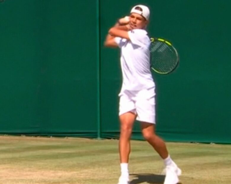 Ο Ραφαήλ Παγώνης στον τελικό του Wimbledon U14: Που θα δείτε τον ιστορικό αγώνα του 13χρονου Έλληνα τενίστα