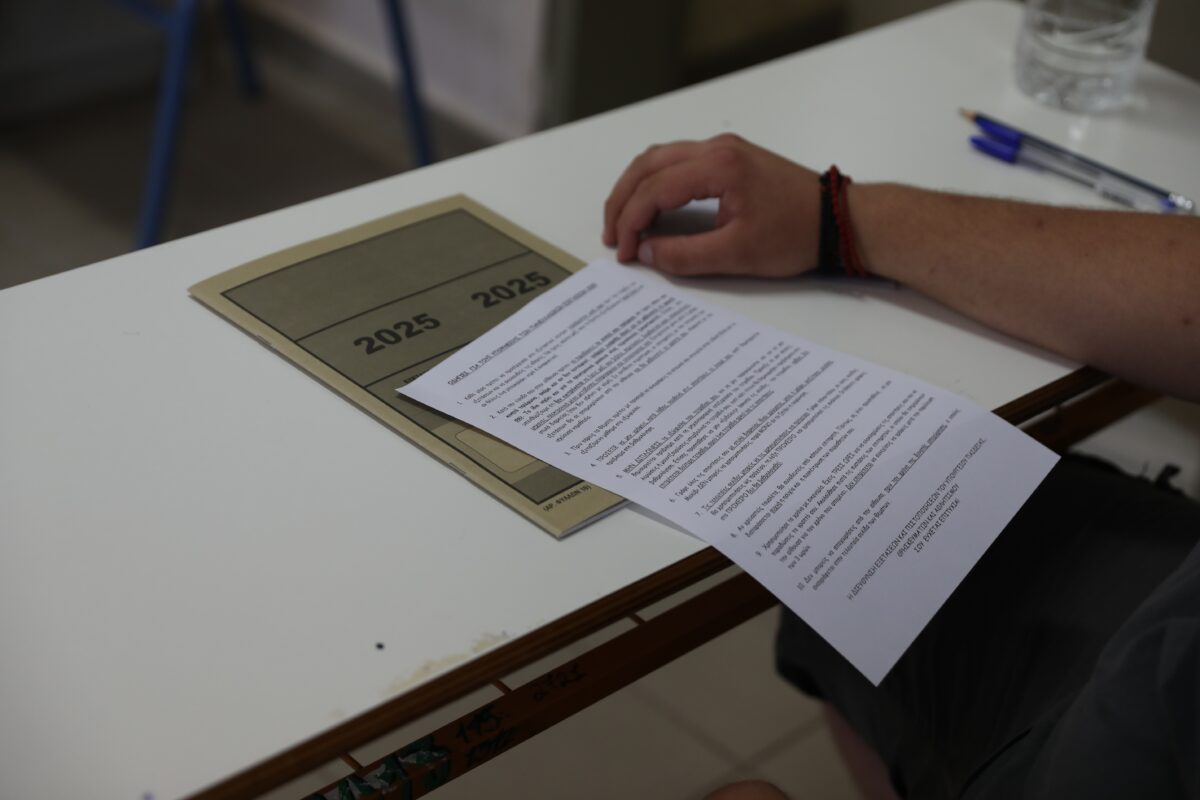 Μαθητής κατά τη διάρκεια πανελληνίων εξετάσεων