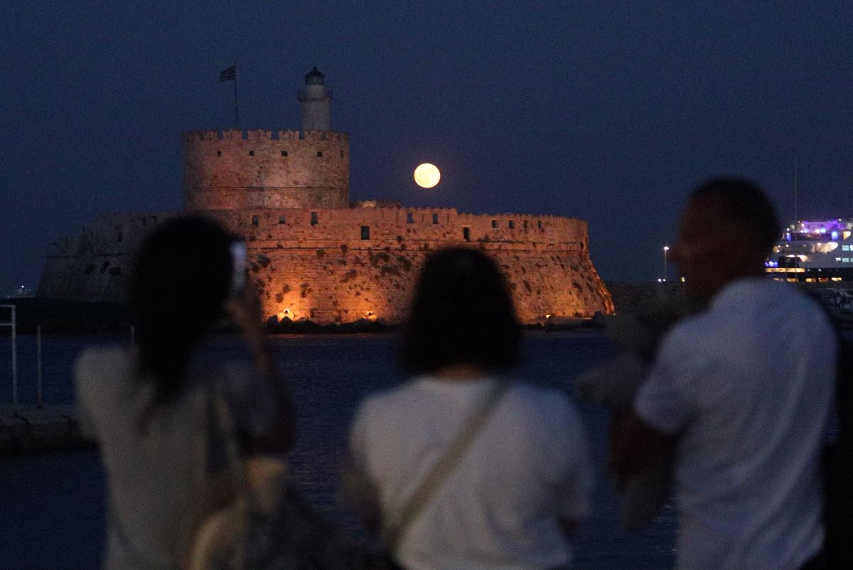 Η πανσέληνος από το Λιμάνι της Ρόδου