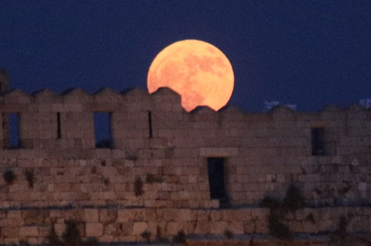 Πανσέληνος στο λιμάνι της Ρόδου