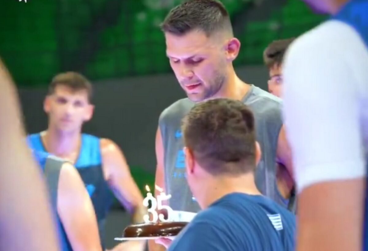 Εθνική μπάσκετ: Τούρτα έκπληξη στον αρχηγό Κώστα Παπανικολάου από τους συμπαίκτες του