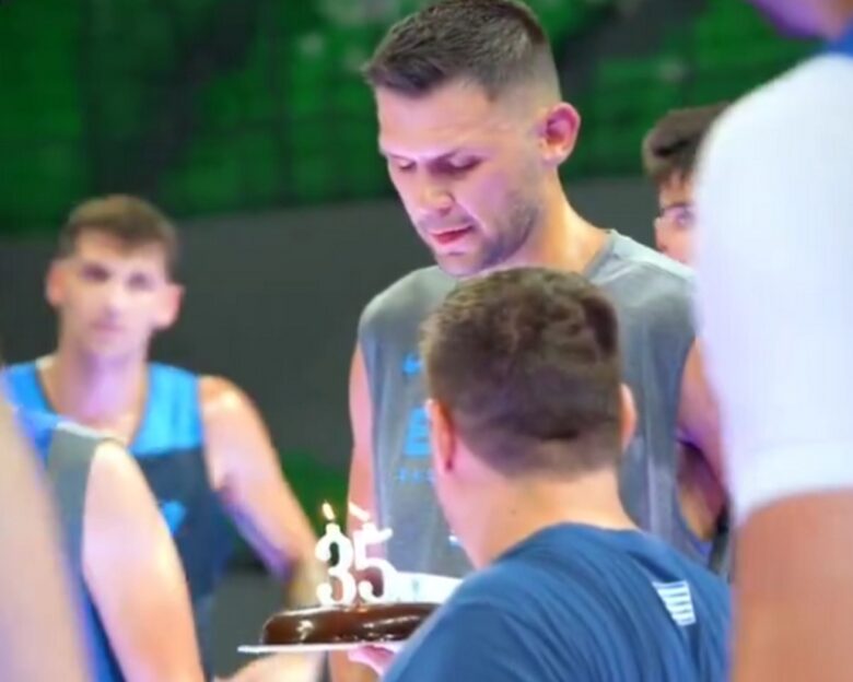 Εθνική μπάσκετ: Τούρτα έκπληξη στον αρχηγό Κώστα Παπανικολάου από τους συμπαίκτες του
