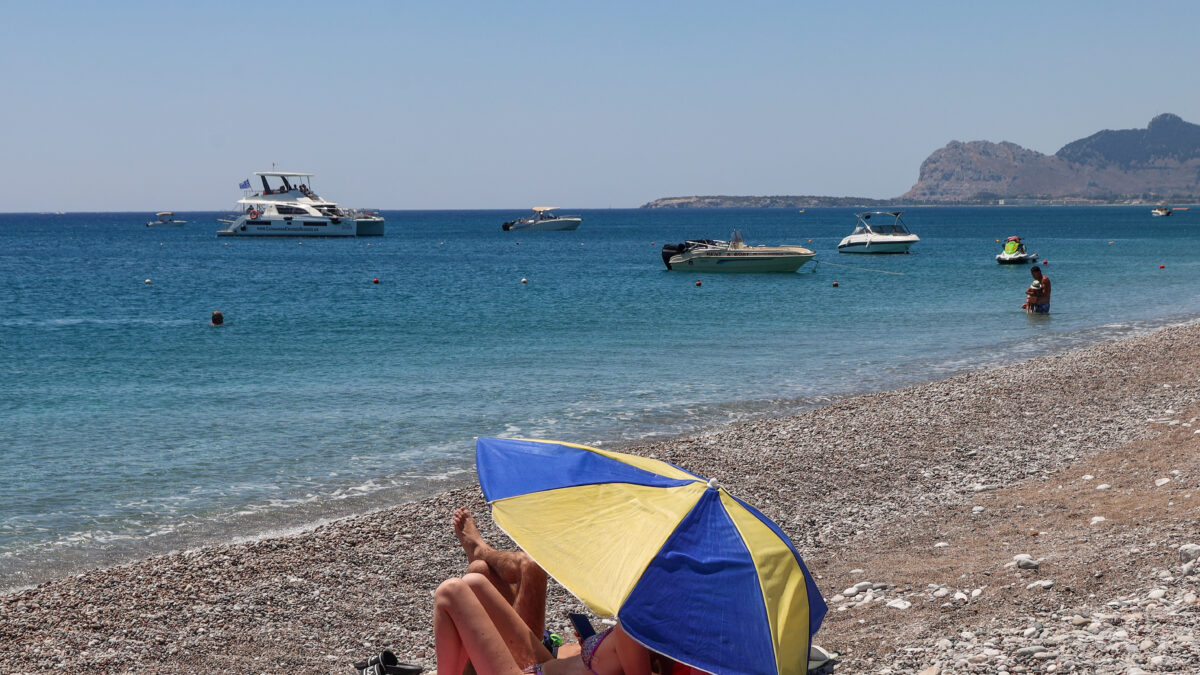ομπρέλα σε παραλία