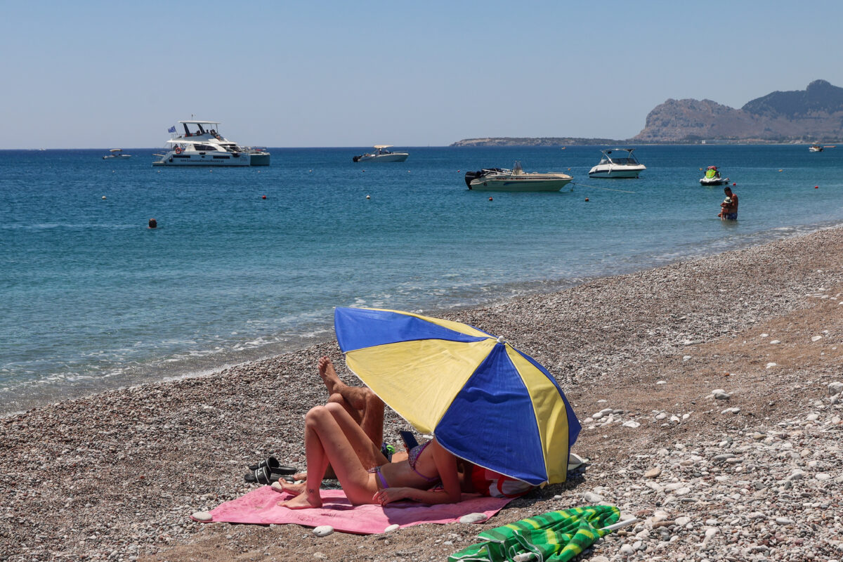 ομπρέλα σε παραλία