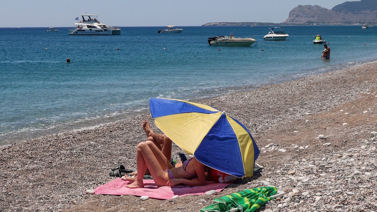 ομπρέλα σε παραλία