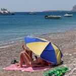 ομπρέλα σε παραλία