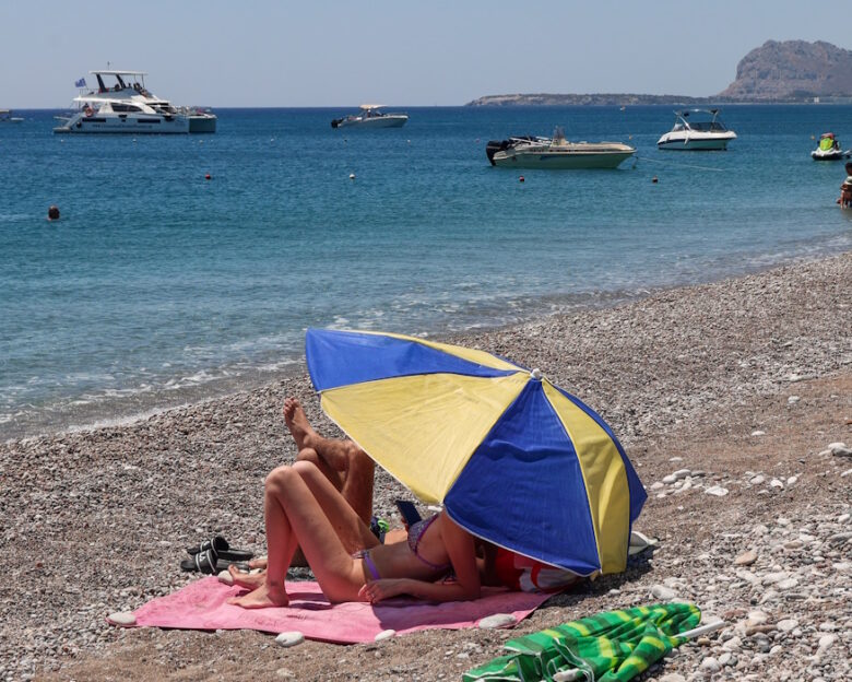 Καιρός: Κορυφώνεται ο καύσωνας με θερμοκρασίες στους 44 βαθμούς Κελσίου – Σήμερα και αύριο οι πιο δύσκολες μέρες
