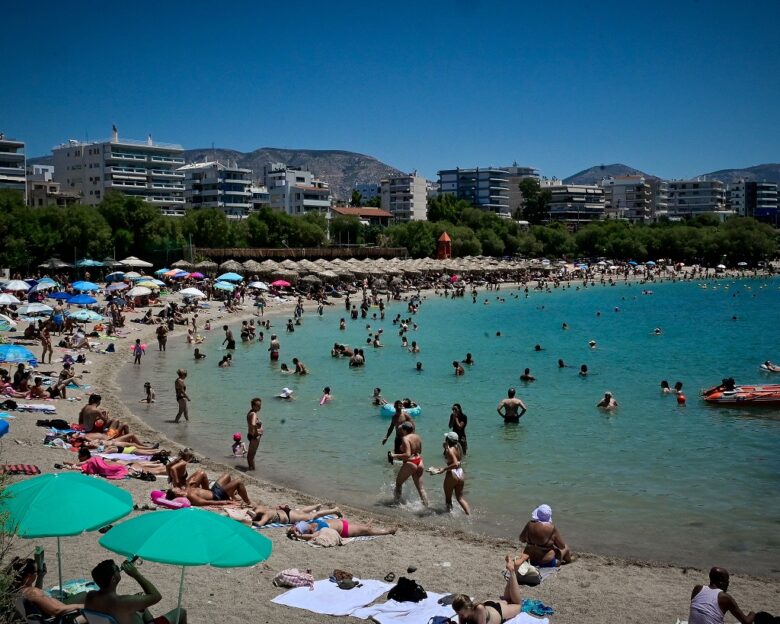 Καιρός: Ο καύσωνας οδήγησε τους Αθηναίους στη θάλασσα – Το αδιαχώρητο στις παραλίες της Αττικής