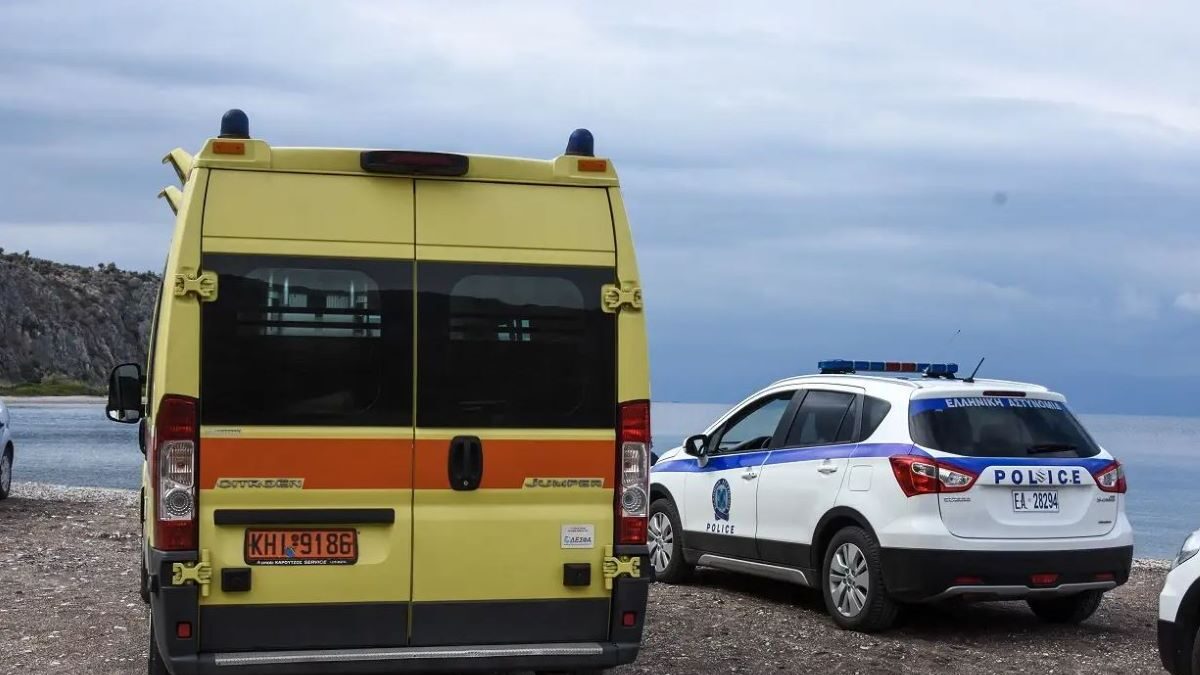 Περιπολικό και ασθενοφόρο σε παραλία