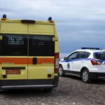 Περιπολικό και ασθενοφόρο σε παραλία