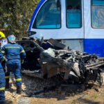 Οι πυροσβέστες μετά τον απεγκλωβισμό του 55χρονου μπροστά στο αυτοκίνητο (ΔΗΜΗΤΡΗΣ ΧΡΙΣΤΟΔΟΥΛΟΠΟΥΛΟΣ