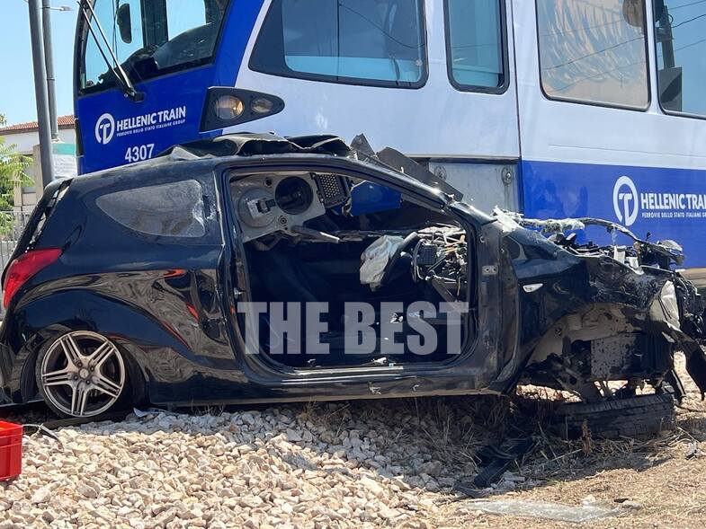 Πατρα σύγκρουση του αυτοκινήτου με προαστιακό / photo via The best 