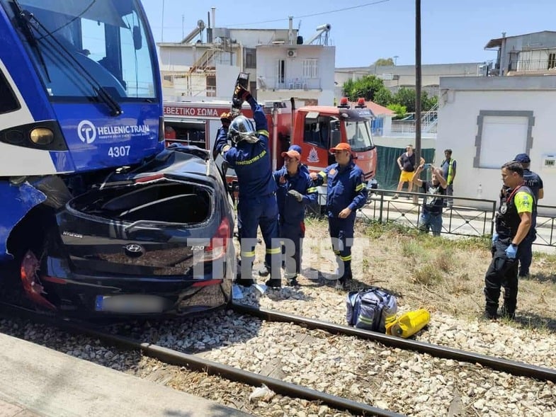 Οι πυροσβέστες προσπαθώντας να απεγκλωβίσουν τον 55χρονο
