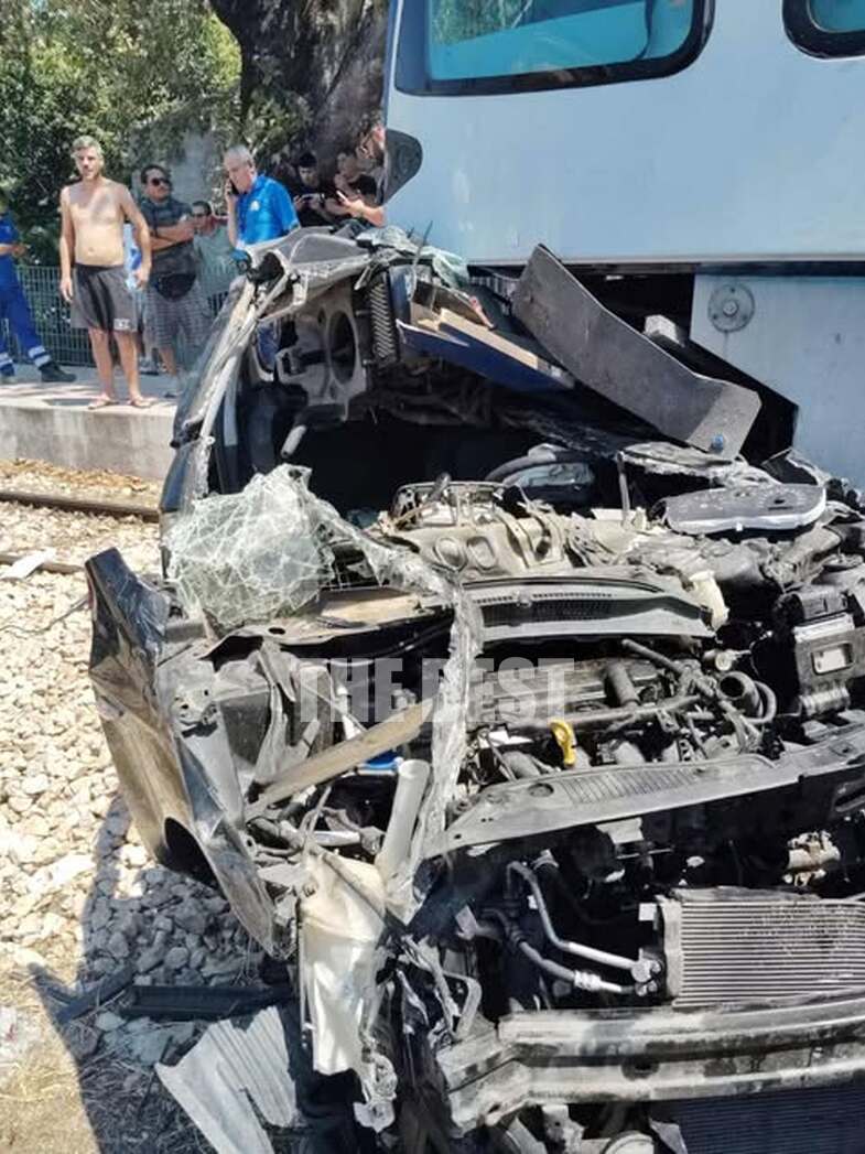 Το κατεστραμμένο αυτοκίνητο στο σημείο