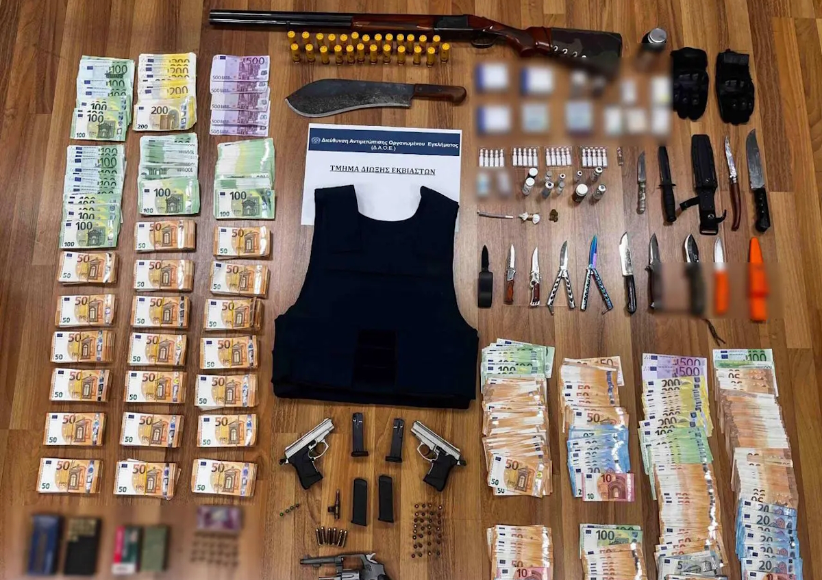 Κατασχεθέντα ευρήματα από τη δράση συμμοριών στον Πειραιά