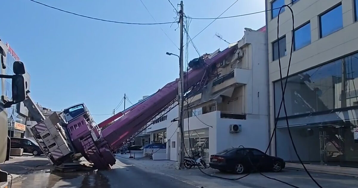 Peristeri: A cranweed vehicle fell into an apartment building