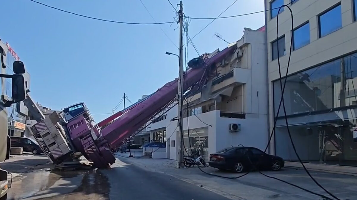 Ο γερανός που έπεσε πάνω σε πολυκατοικία στο Περιστέρι