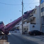 Ο γερανός που έπεσε πάνω σε πολυκατοικία στο Περιστέρι
