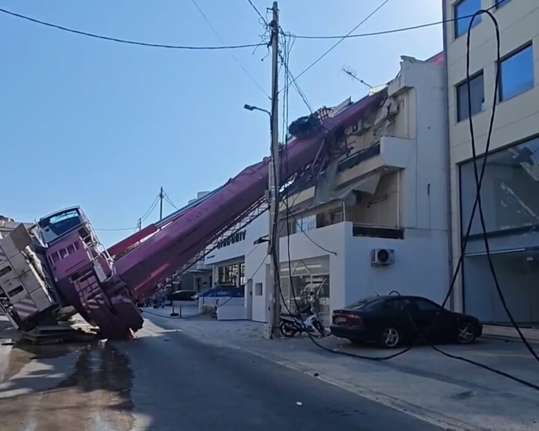 Περιστέρι: Γερανοφόρο όχημα έπεσε σε πολυκατοικία