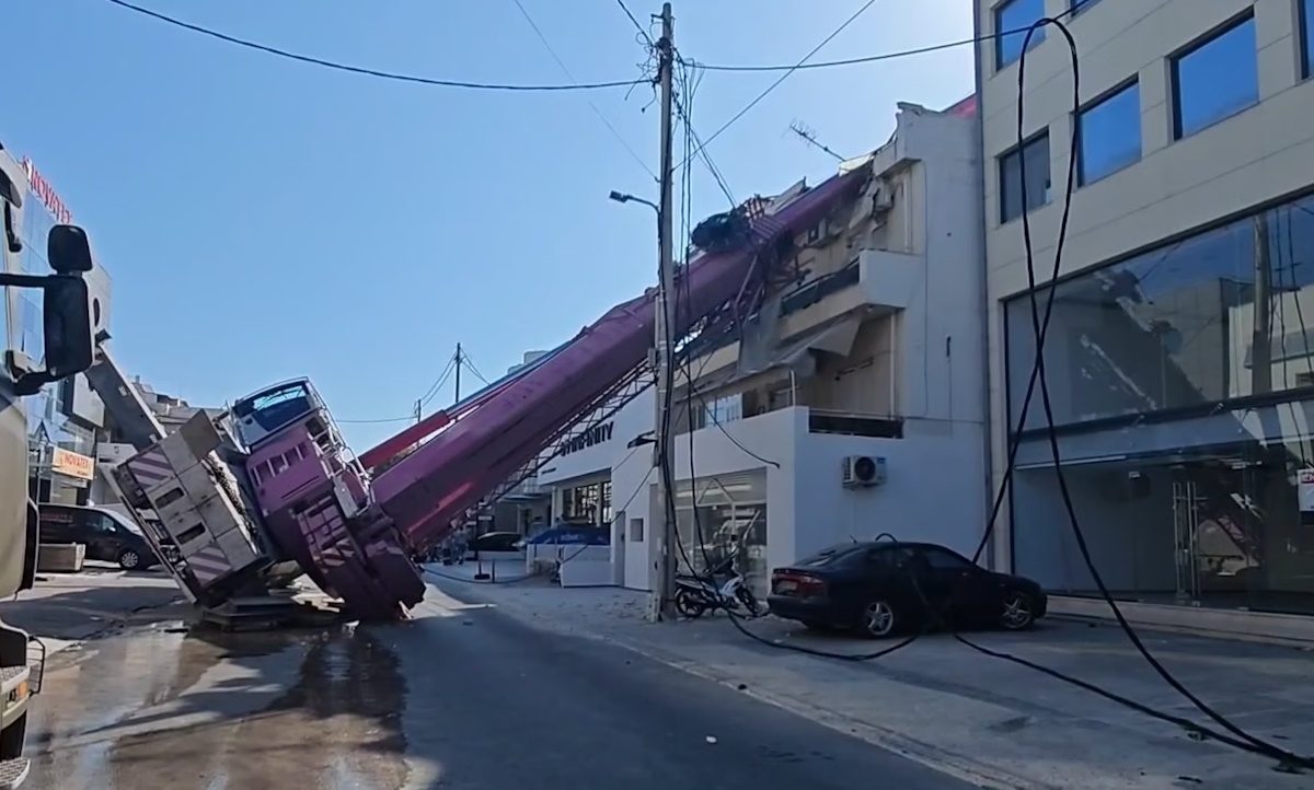 Ο γερανός που έπεσε πάνω σε πολυκατοικία στο Περιστέρι
